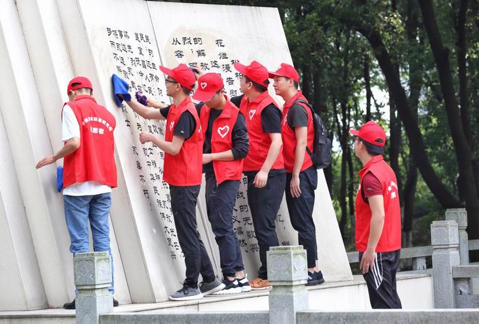 所團總支開展“緬懷革命先烈，清潔烈士墓碑”志愿活動